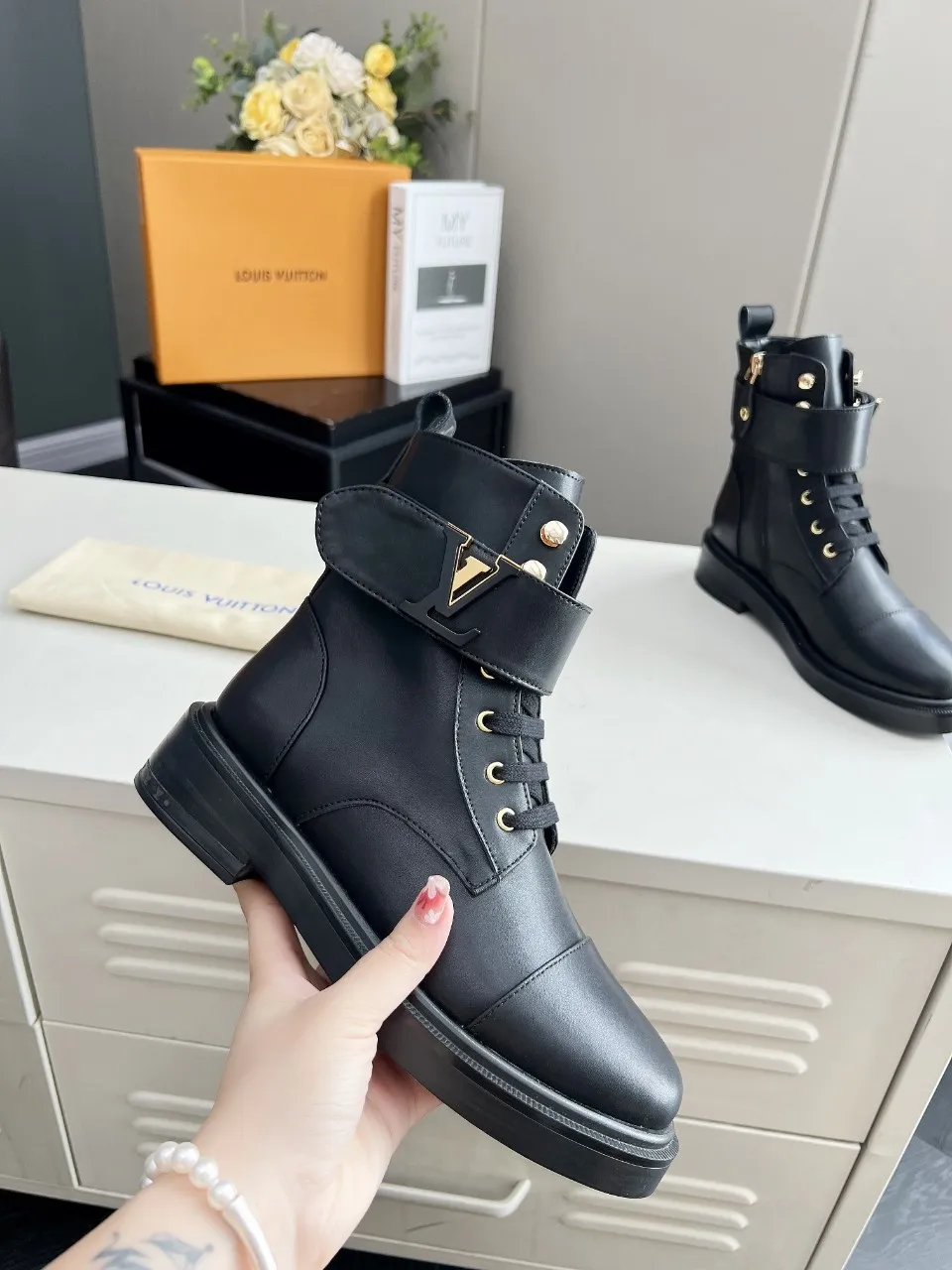 👟👟Ex-factory price 520👟👟 The cabinet is in sync with the high-end product quality of LV and Louis Vuitton. It is a hot model that has been out of stock many times through purchasing. The upper is hollow and carved, and it is dazzling. The fabric is made of imported calfskin. Sheepskin lining, sheepskin foot pads, original molded outsole. It looks great on your feet and is super cool! The real thing is more beautiful. Sizes 35-40 and 41 can be customized, new colors will be updated gradually